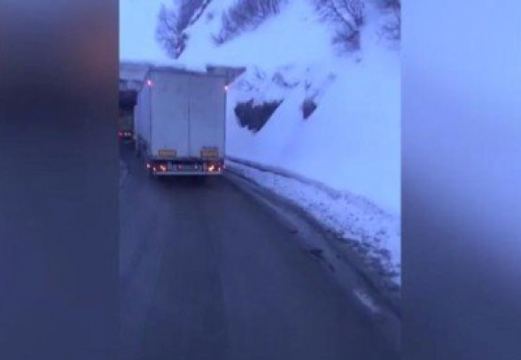 Ոնց որ բոմժ լինենք, ո՛չ սնունդ կա, ո՛չ լոգանք ենք ընդունում. հայ վարորդները արդեն 17-րդ օրն է` Լարսում են մնացել (տեսանյութ)